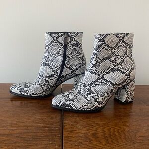 Size 7.5 Black and White Snake Print Booties